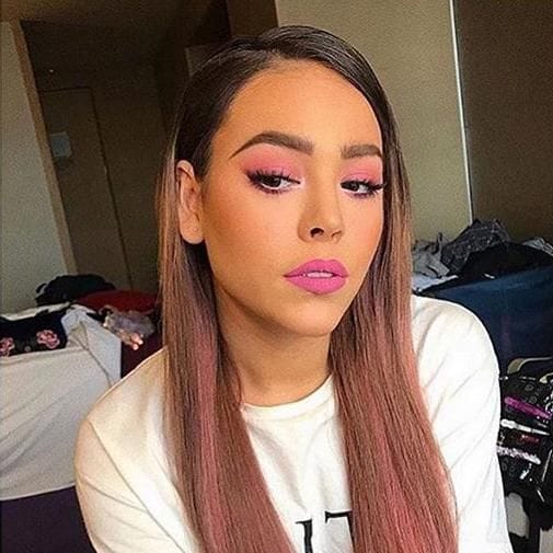 Danna Paola luce mechones en su cabello de color rosa