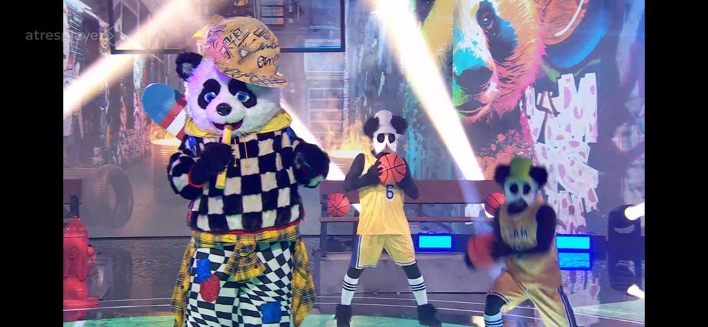 Carl Lewis actuando disfrazado de panda en Mask Singer