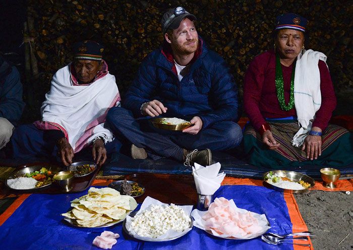 Antes de partir ya había advertido que no se alojaría en hoteles, que dormiría con una familia local y así fue. Mangali Gurung le abrió las puertas de su cabaña y se encargó de prepararle la cena a base de productos de la zona, vegetales, lentejas y el pan tradicional
