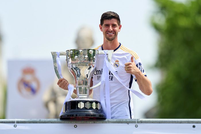 Thibaut Courtois con la trofeo de la Liga