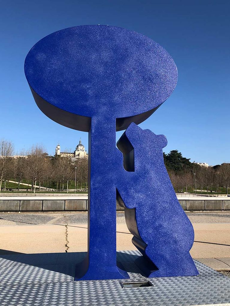 Madrid Río, letras gigantes, escultura del Oso y el Madroño