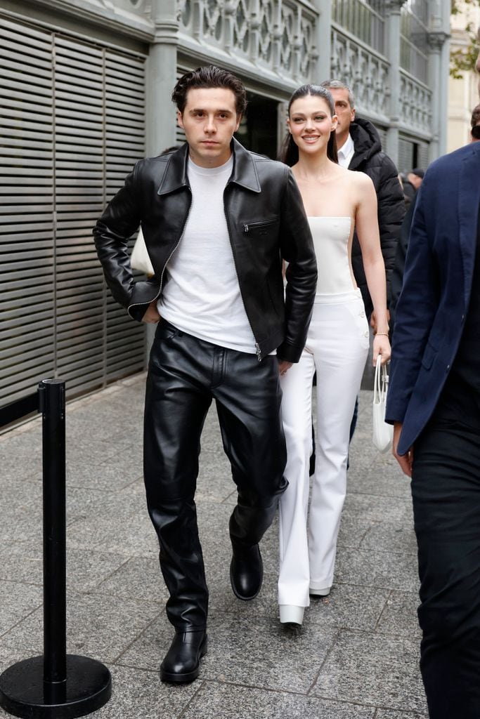 Brooklyn Beckham y Nicola Peltz en el desfile de Courreges en Paris Fashion Week