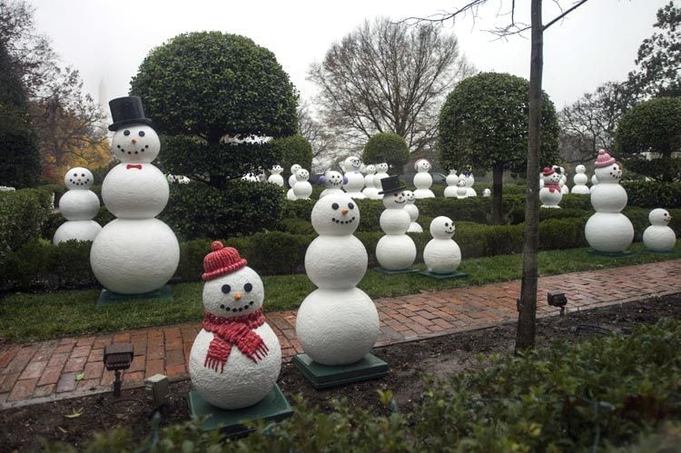 ¿Quién dice que la decoración sea sólo de interior? El jardín de la Primera Dama también se ha vestido de Navidad y, aunque no hay nieve aún, sí que hay muñecos que, tal vez dentro de algunas semanas sean sustituidos por sus hermanos que se derriten
