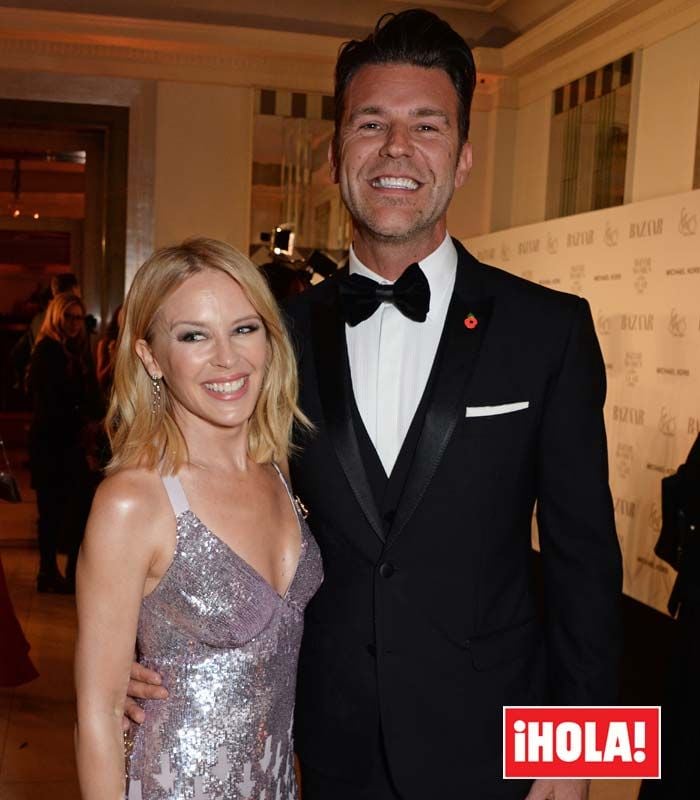 Kylie Minogue feliz al lado de Paul Solomons 