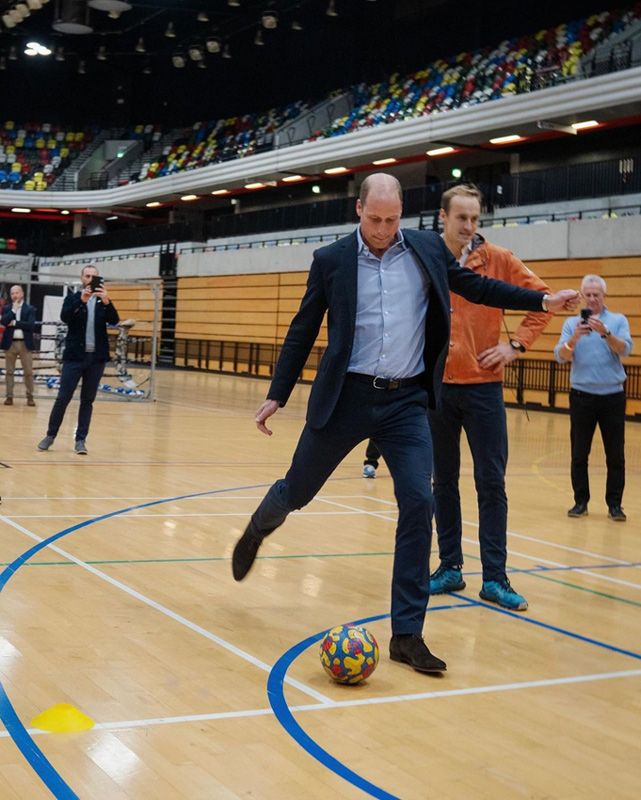 El príncipe Guillermo jugando al fútbol