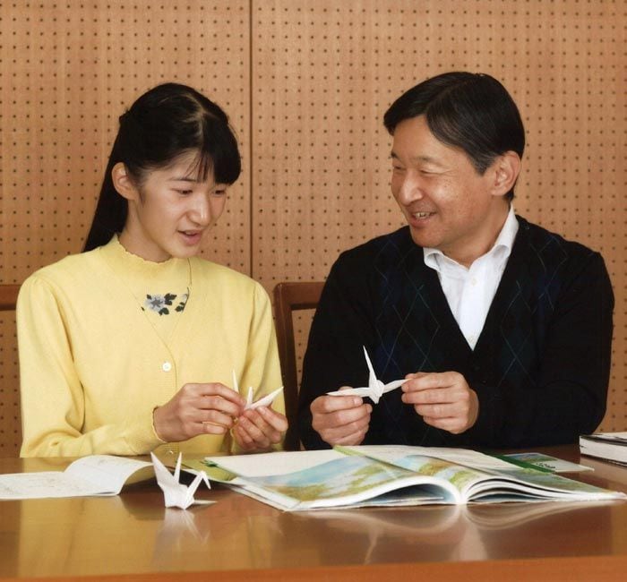 La princesa Aiko practicando origami, el arte japonés de la papiroflexia, y creando esculturas de papel de diversos motivos de flora y fauna
