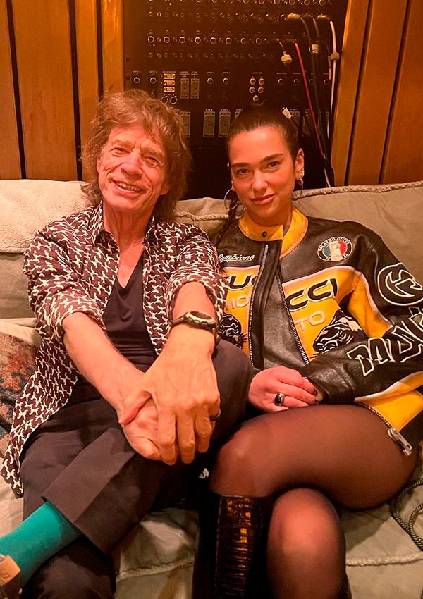 Mick Jagger y Dua Lipa con chaqueta motera