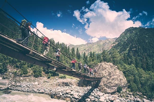 Senderismo cultural: descubre las joyas arquitectónicas y las leyendas de los bosques