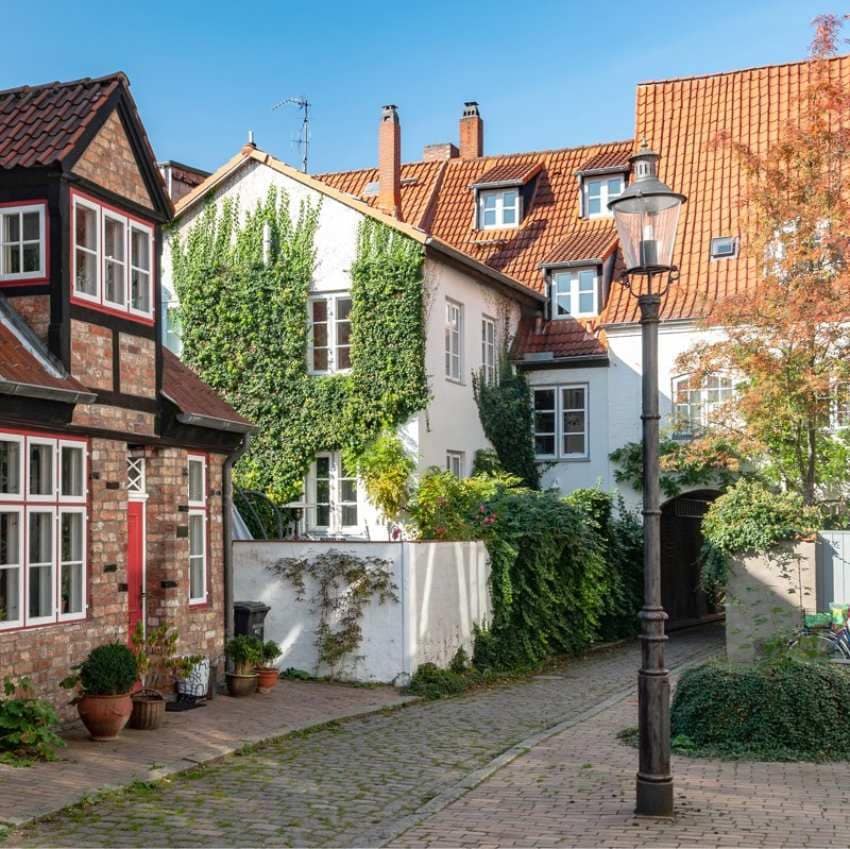 Callejones y patios en el casco antiguo de la ciudad alemana de Lübeck