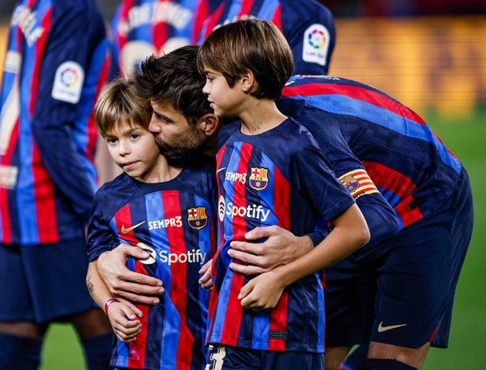 Gerard Piqué con sus hijos Milan y Sasha