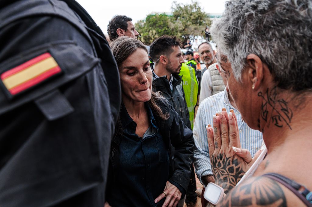 Pese a las manifestaciones de los pobladores, Letizia y Felipe se mantuvieron firmes en su objetivo de ayudar y se quedaron a escuchar las necesidades de los habitantes.