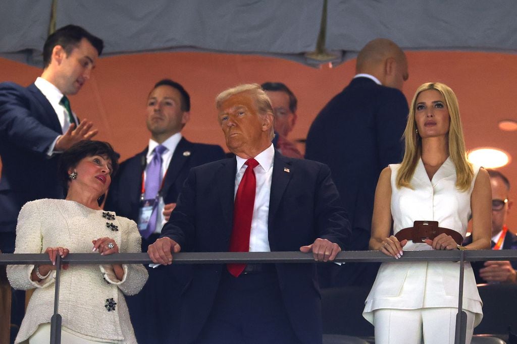 Donald Trump junto a su hija Invaka desde el palco en el Caesars Superdome