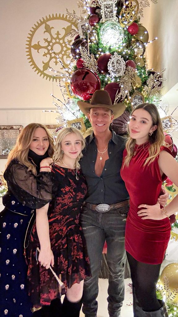 Andrea, Erik Rubín y sus hijas posaron frente a su enorme árbol de Navidad.