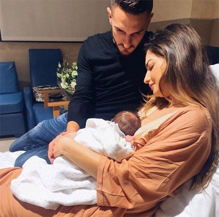 Koke y Beatriz Espejel con su hijo