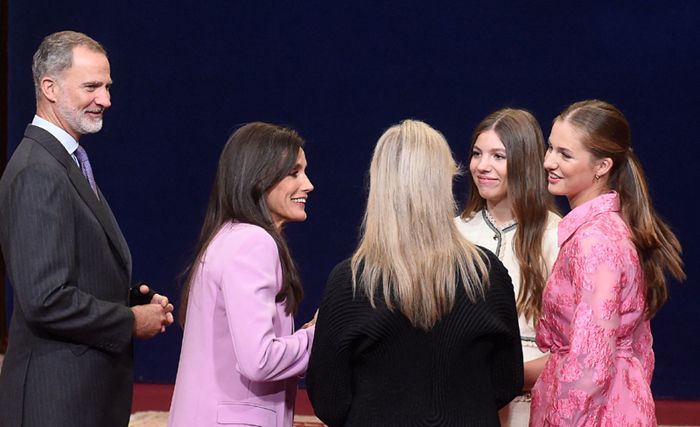 Leonor, con sus padres y su hermana Sofía, en las audiencias previas a los Princesa de Asturias