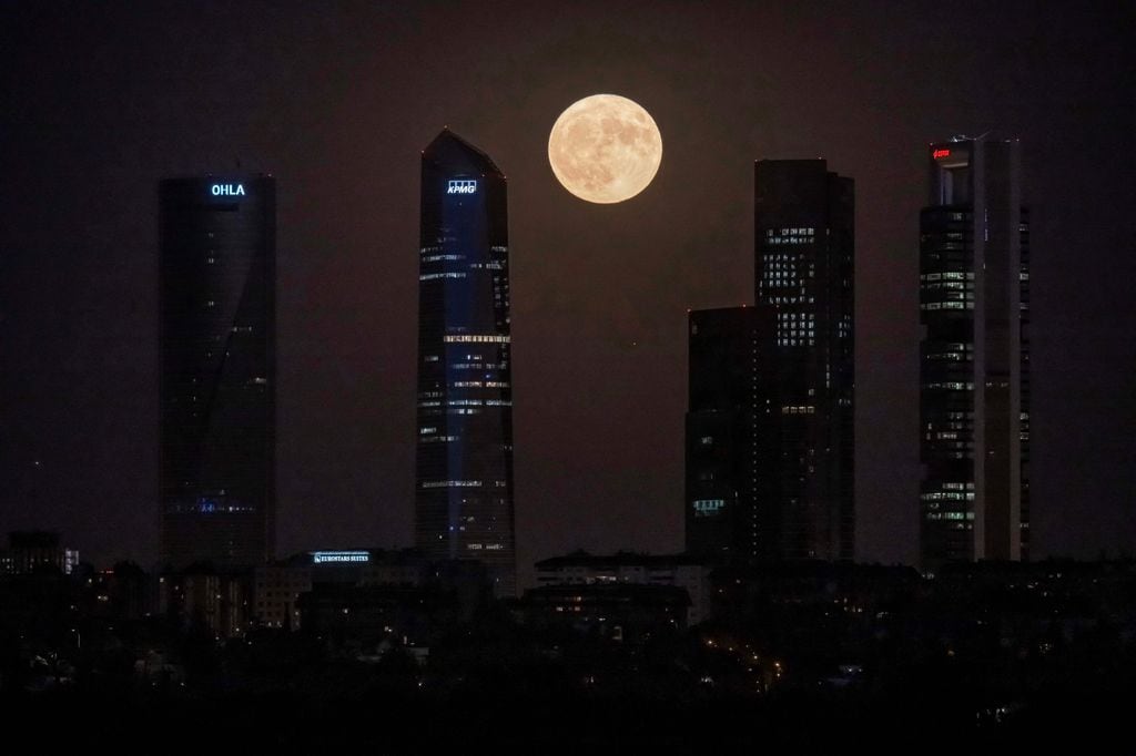 Superluna tras los rascacielos de Madrid