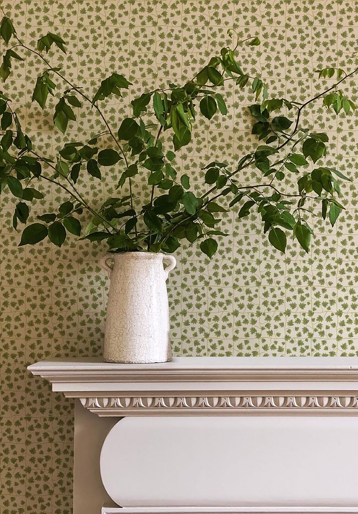 Pared con papel pintado con estampado verde