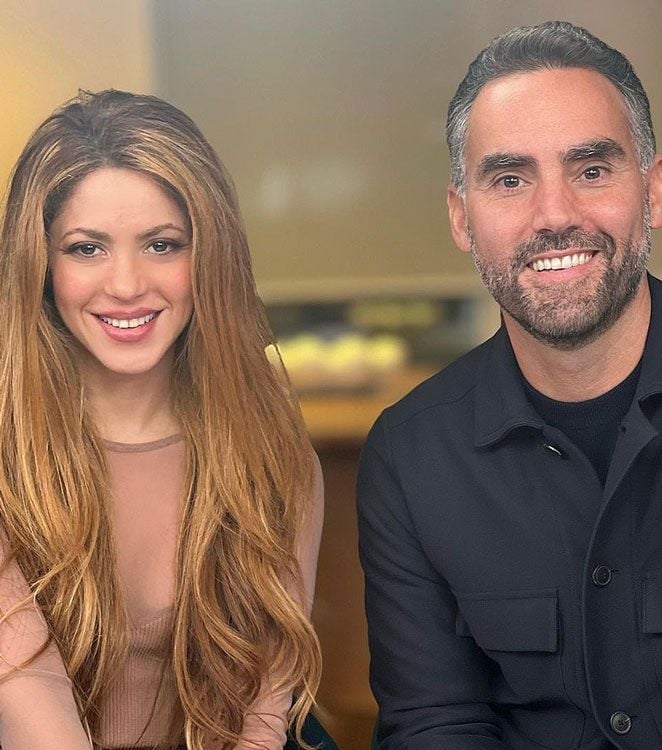 Shakira y el periodista mexicano Enrique Acevo 