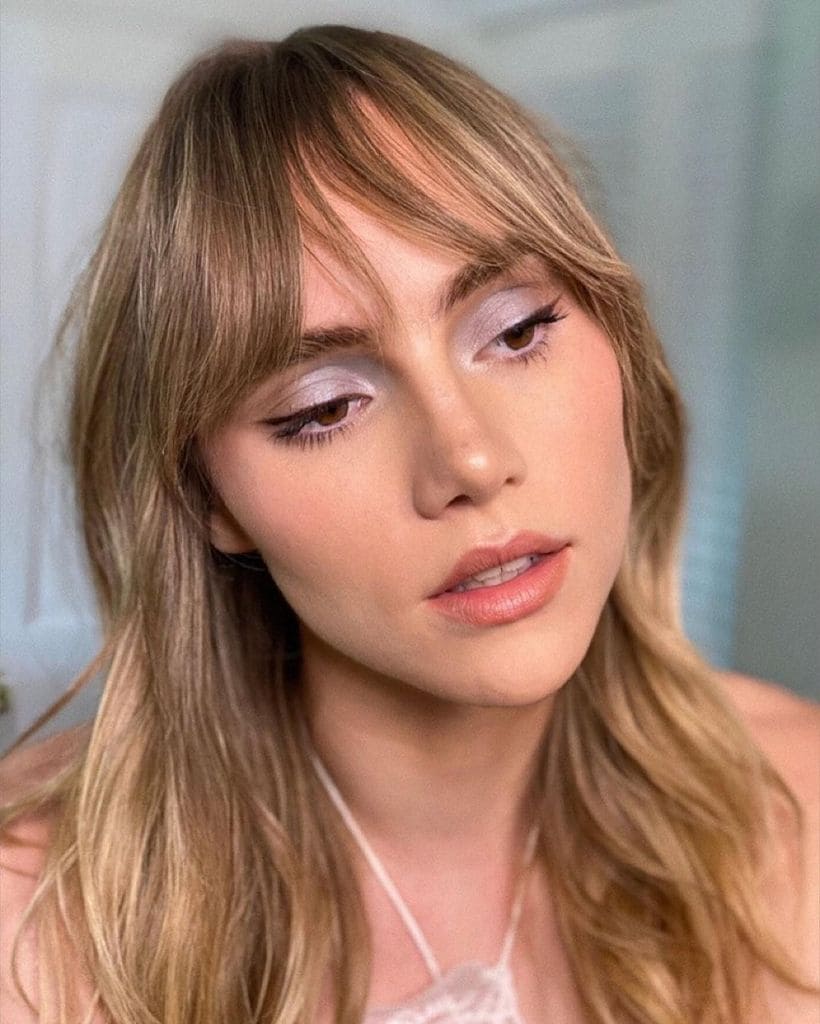 Suki Waterhouse con maquillaje realizado por Benjamin Puckey