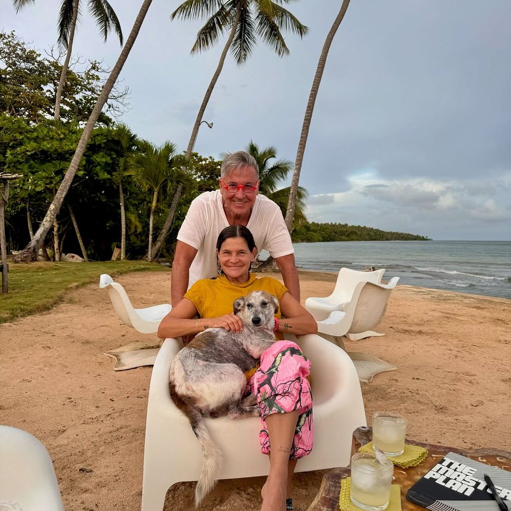 Ricardo Montaner y su esposa Marlene Rodríguez posando en las playas de Samaná