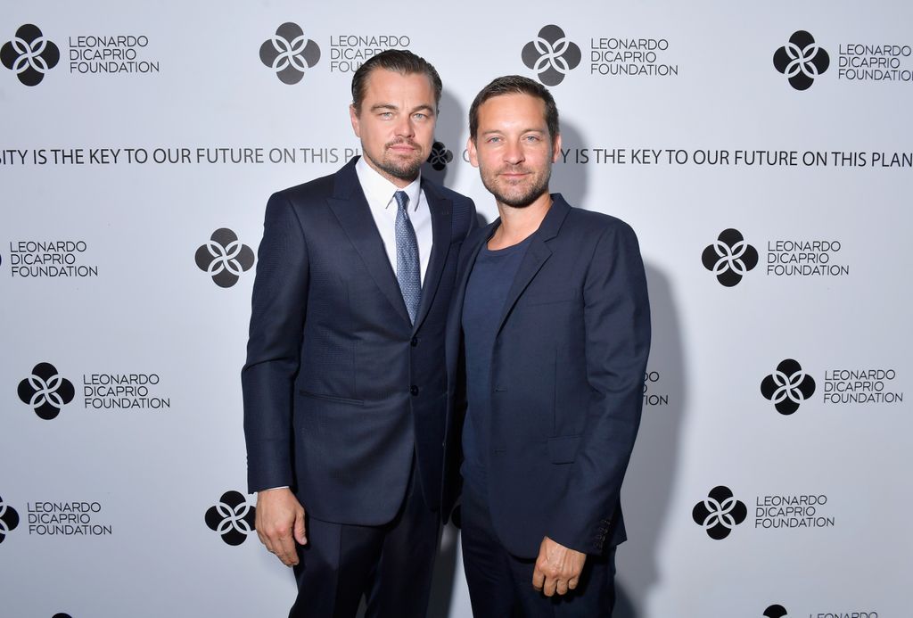 Leonardo DiCaprio, en un evento de su fundación, con Tobey Maguire