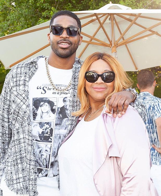 Tristan Thompson y su madre, Andrea, que ha fallecido 