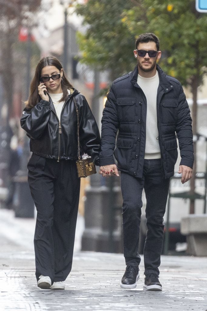 Ana de Armas camina de la mano de su novio, Manuel Anido Cuesta, en Madrid. Esta foto es del 11 de diciembre del año pasado. 