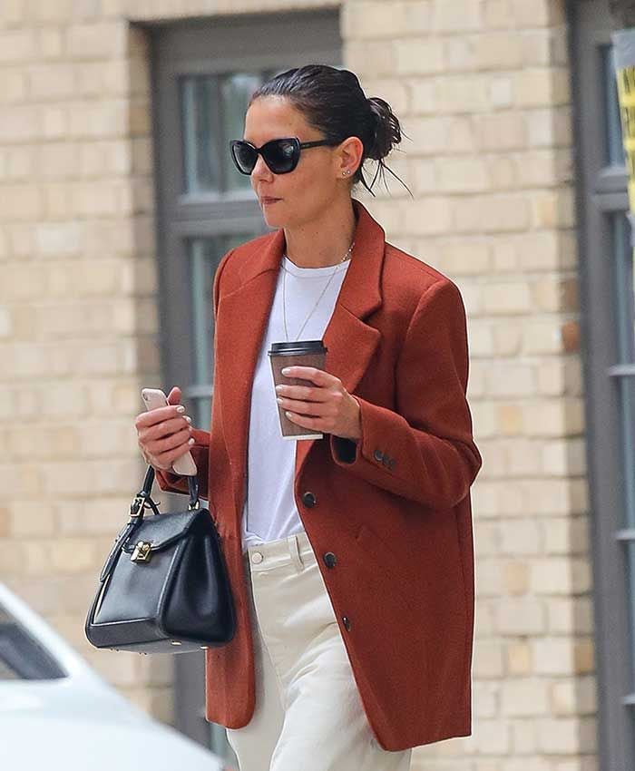 Katie Holmes con chaqueta de Mango