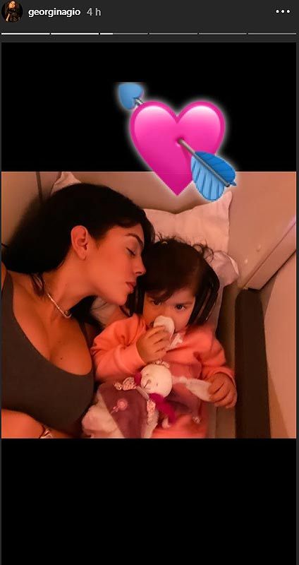 ¡Una dulce siesta y su película favorita! El vuelo más divertido de Georgina Rodríguez y sus niños 