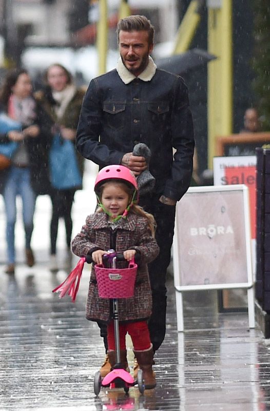 En esta foto de archivo, padre e hija se lo pasan en grande, ni la lluvia londinense puede evitar que disfruten de una divertida jornada. De hecho, el futbolista colgó las botas en el año 2013 para dedicarse a su hijos, en un reciente entrevista inclusó bromeaba con que su profesión actual era la de chófer de sus pequeños
