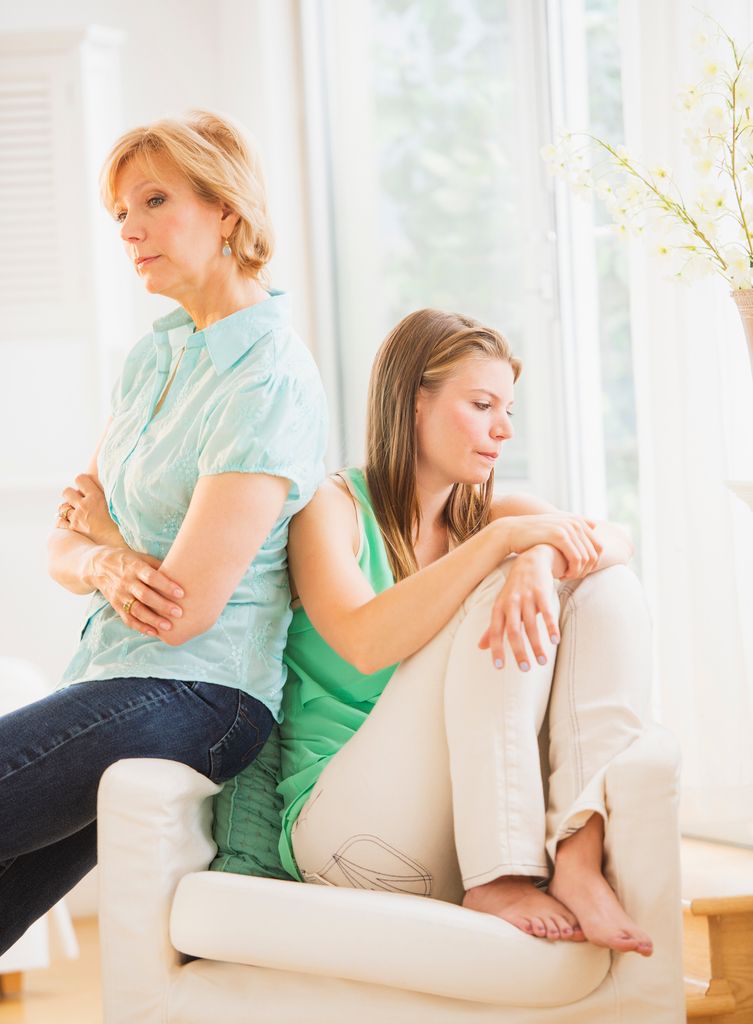 Madre e hija dándose la espalda