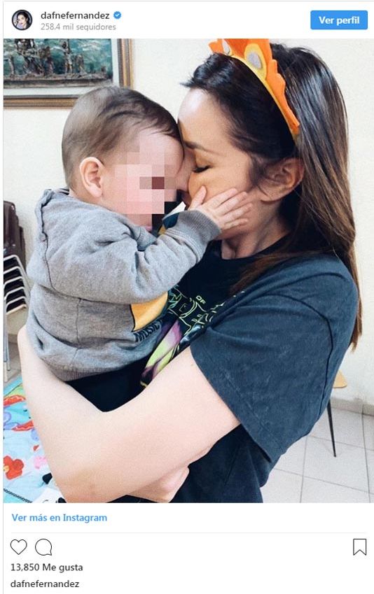 Dafne Fernández y su hijo Jon