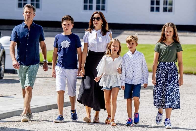 Los príncipes Federico y Mary con sus cuatro hijos