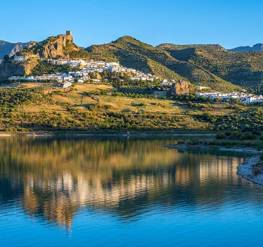 Zahara de la Sierra frente al embalse, Cádiz