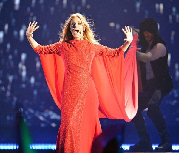 El primero de los vestidos, rojo y con capa, ya lo habíamos visto en todos los ensayos
