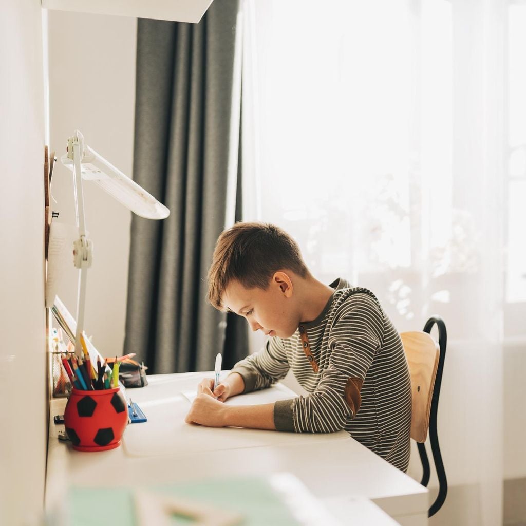 Adolescente estudiando