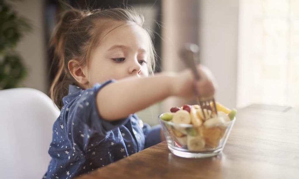 ni a comiendo fruta