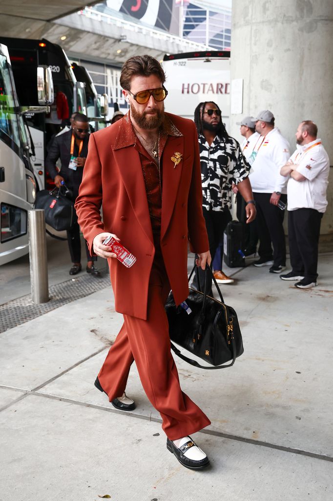 Travis Kelce llegando a la Super Bowl con traje customizado de Amiri