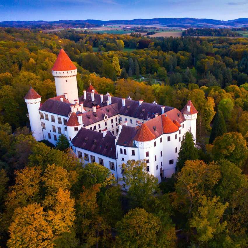 panoramica del castillo medieval de konopiste republica checa