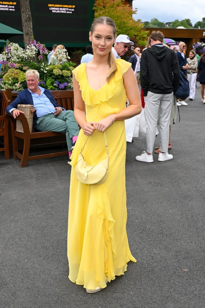 LONDRES, INGLATERRA - 10 DE JULIO: Hannah Dodd, vestida de Ralph Lauren, asiste al Campeonato de Tenis de Wimbledon en el All England Tennis and Croquet Club en Wimbledon el 10 de julio de 2024 en Londres, Inglaterra. (Foto de Karwai Tang/WireImage)