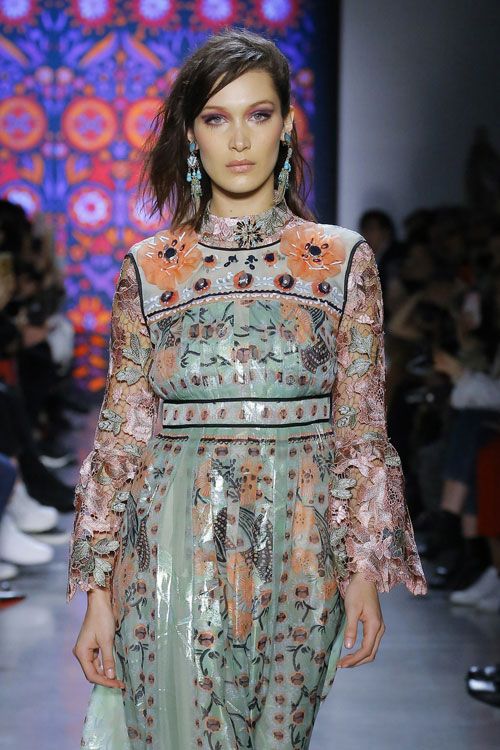 bella hadid pasarela anna sui