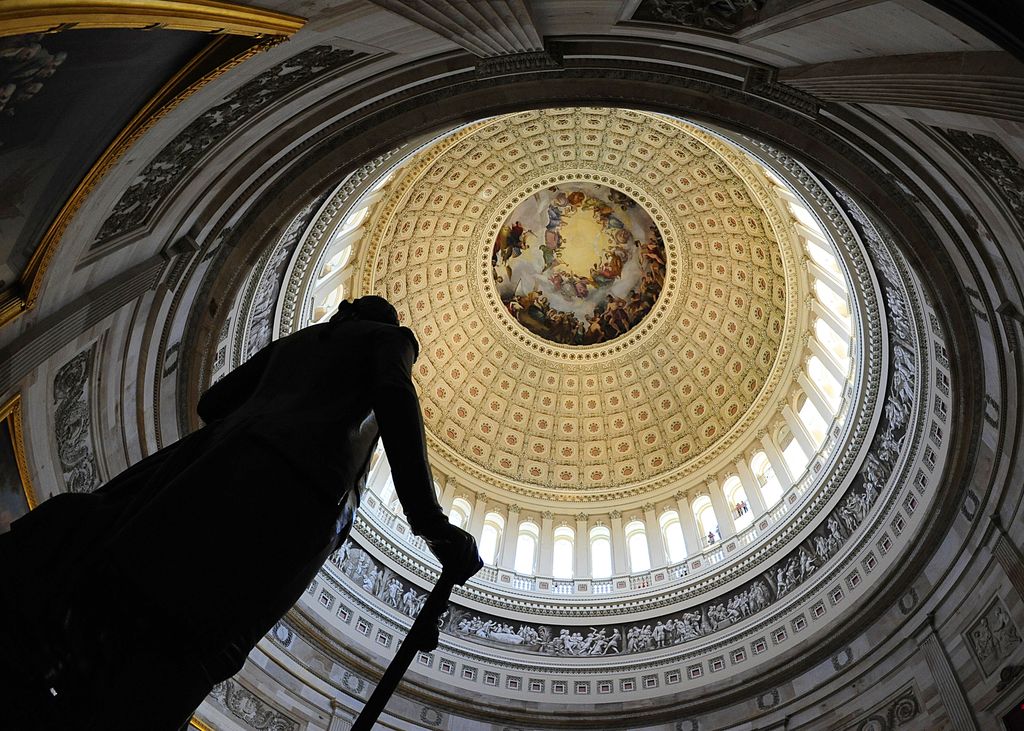 La estatua de George Washington, el primer presidente de Estados Unidos, en la rotonda del Capitolio de Estados Unidos fotografiada el 16 de abril de 2009 en Washington, DC.