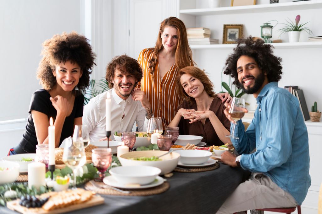 Amigos disfrutando de una comida