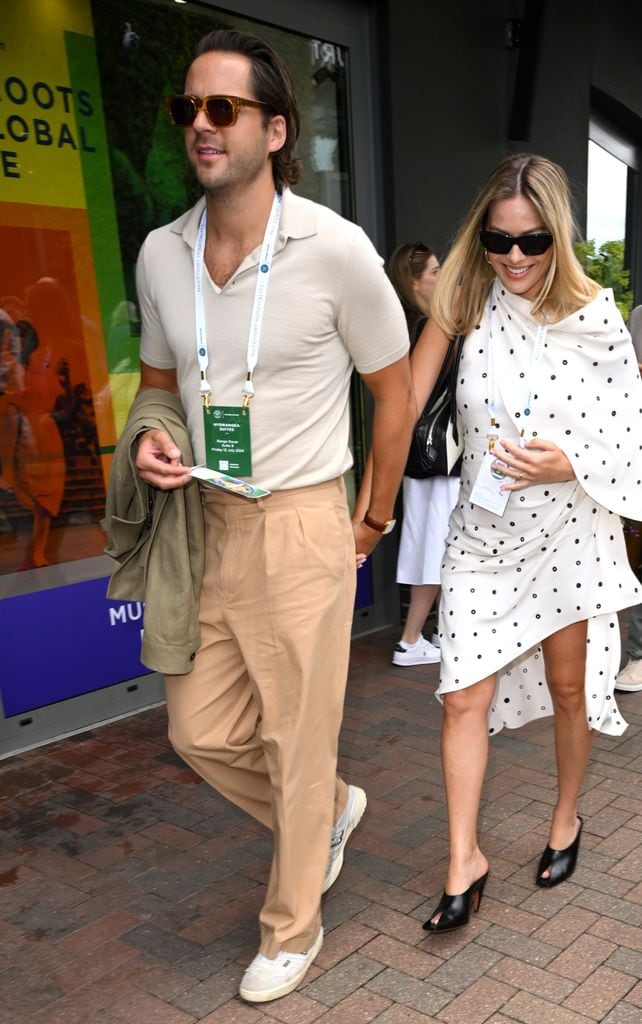 Tom Ackerley y Margot Robbie asisten al día 12 de Wimbledon en Londres, Inglaterra.
