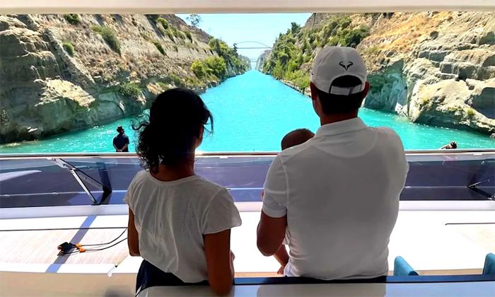 Rafa Nadal y Mery Perelló con su hijo