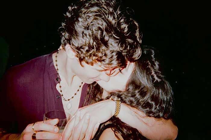 Shawn Mendes y Camila Cabello abrazándose en Instagram