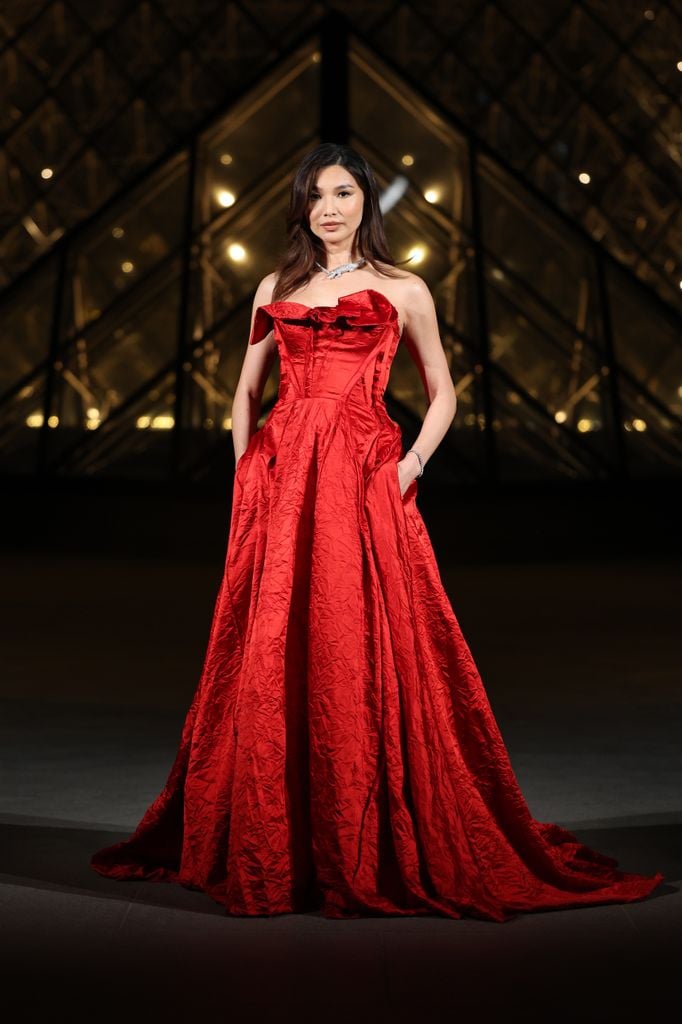 Gemma Chan en una silueta rojo vivo por Jason Wu