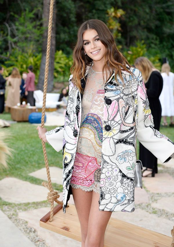 kaia gerber abrigo estampado