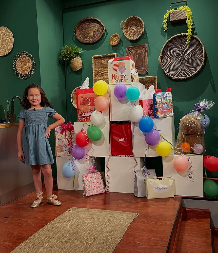 Michaela recibió muchos regalos en su fiesta de cumpleaños