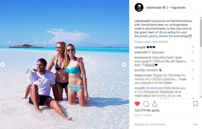 Rafa Nadal con su madre y su hermana